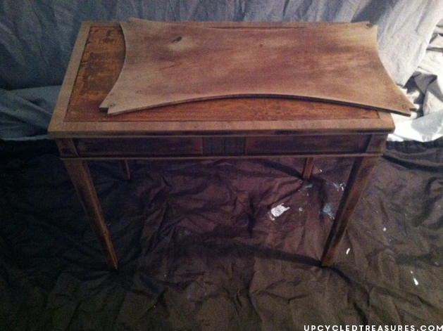 A thrifted side table gets a makeover using navy DIY chalk paint and a chevron stencil! Chevron Accent Table with DIY chalk paint. UpcycledTreasures.com