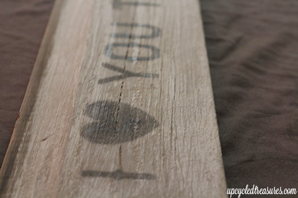 DIY Wood Sign Using Your Printer! Verificați cum să vă faceți propriul semn din lemn fără hârtie de calc sau o mașină de siluete. UpcycledTreasures.com