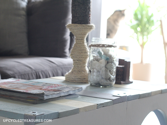 Want to get creative with your living room coffee table? Check out the use of pallets on this Beach Inspired Pallet Coffee Table! UpcycledTreasures.com