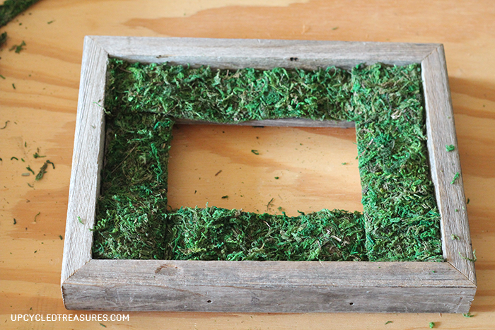 Check out how to Create a DIY Moss Frame! Perfect to display in your home, give as a gift, or use as wedding decor! MountainModernLife.com Check out how to Create a DIY Moss Frame! Perfect to display in your home, give as a gift, or use as wedding decor! MountainModernLife.com