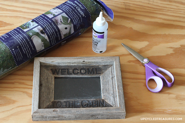 Check out how to Create a DIY Moss Frame! Perfect to display in your home, give as a gift, or use as wedding decor! MountainModernLife.com