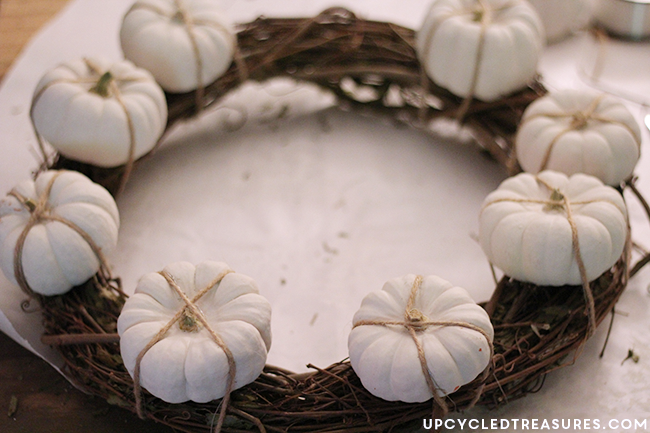 Need a little spirit added to your front door? LOVE this simple fall neutral mini pumpkin wreath which is also perfect for front door Halloween decor.