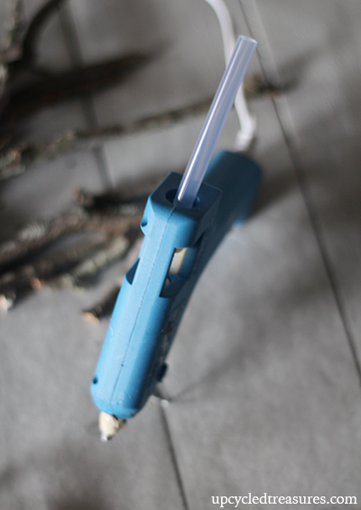 Want to bring your front door in on the Holiday spirit? Check out this detailed walk through on how to make a twig star wreath! UpcycledTreasures.com