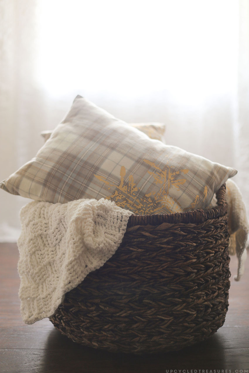 Looking for affordable holiday pillows? See how easy it is to create these no sew DIY holiday placemat pillows in a matter of minutes! UpcycledTreasures.com