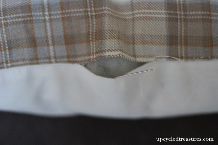 Looking for affordable holiday pillows? See how easy it is to create these no sew DIY holiday placemat pillows in a matter of minutes! UpcycledTreasures.com