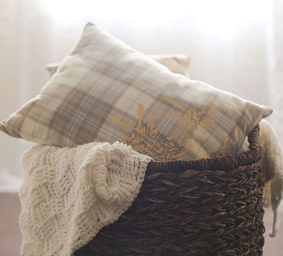 how to make diy holiday plaid placemat pillows mountainmodernlife.com