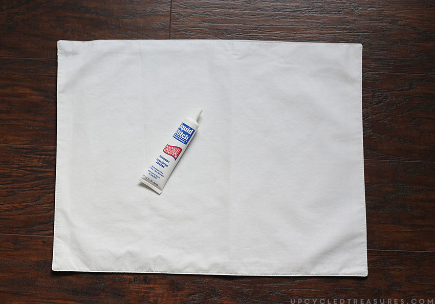 Looking for affordable holiday pillows? See how easy it is to create these no sew DIY holiday placemat pillows in a matter of minutes! UpcycledTreasures.com