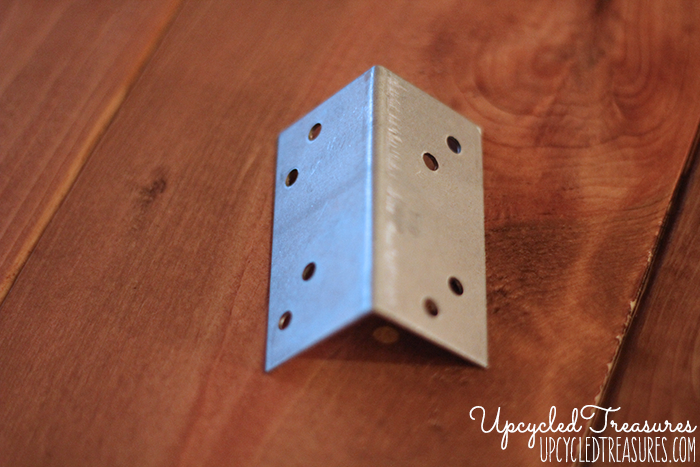 Take a look at this awesome DIY Rustic Industrial Desk using thrifted hairpin legs and upcycled pallet wood! UpcycledTreasures.com