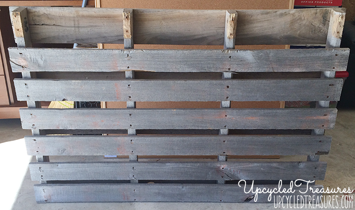 Take a look at this awesome DIY Rustic Industrial Desk using thrifted hairpin legs and upcycled pallet wood! UpcycledTreasures.com