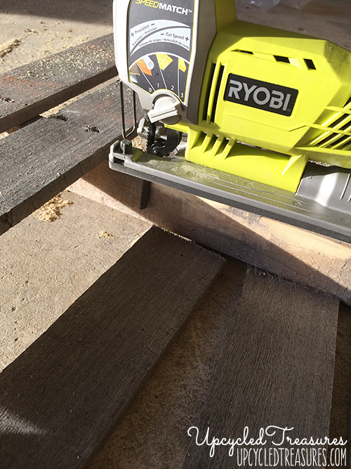 Take a look at this awesome DIY Rustic Industrial Desk using thrifted hairpin legs and upcycled pallet wood! UpcycledTreasures.com