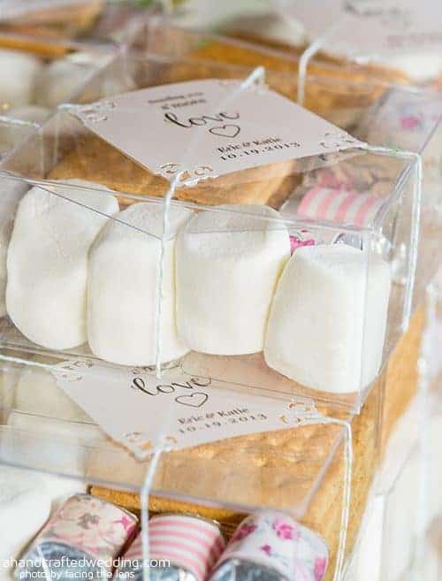 How to Make DIY S'more Kits. Such a fun idea for DIY favors at a rustic wedding or summer parties! Plus download FREE printable tags! MountainModernLife.com