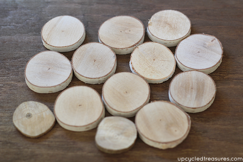 Forget those boring thumbtacks, use wood slices and paint the edges for a modern rustic look! Wood Slice Thumbtacks! MountainModernLife.com
