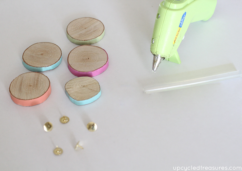 Forget those boring thumbtacks, use wood slices and paint the edges for a modern rustic look! Wood Slice Thumbtacks! MountainModernLife.com