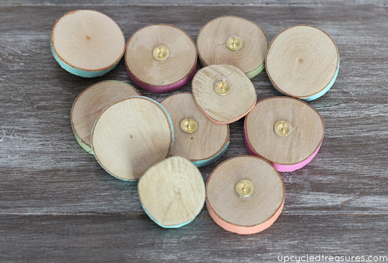 Forget those boring thumbtacks, use wood slices and paint the edges for a modern rustic look! Wood Slice Thumbtacks! MountainModernLife.com