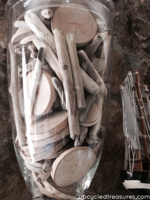 Forget those boring thumbtacks, use wood slices and paint the edges for a modern rustic look! Wood Slice Thumbtacks! MountainModernLife.com