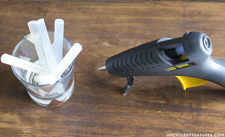 Need something cute to organize desk space, but don't have a huge budget? Check out this Upcycled Tin Can Organizer! UpcycledTreasures.com