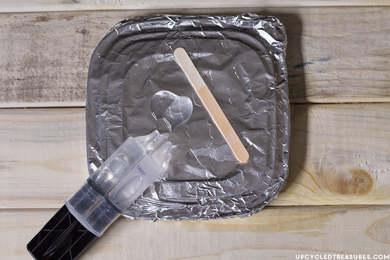 See how easy it is to create this rustic modern copper pipe tray, perfect for your laptop or breakfast in bed! MountainModernLife.com