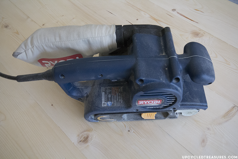 Need a new desk for your office? And do you want to make it? Take a look at this tutorial on how to build a Copper Pipe Desk! MountainModernLife.com