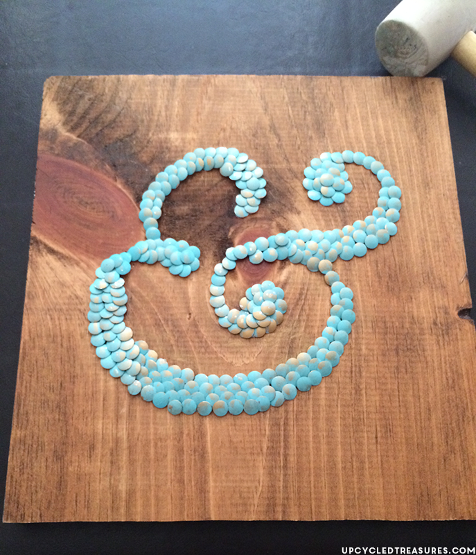 How to create DIY Ampersand Wall Art Using Thumbtacks! MountainModernLife.com
