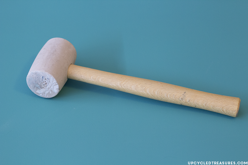 I don't know about you but I love out of the box ideas!! Check out how to create DIY Ampersand Wall Art Using Thumbtacks! MountainModernLife.com