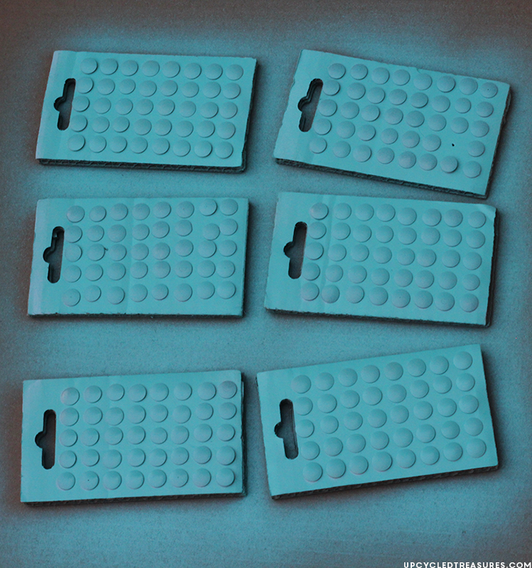 I don't know about you but I love out of the box ideas!! Check out how to create DIY Ampersand Wall Art Using Thumbtacks! MountainModernLife.com