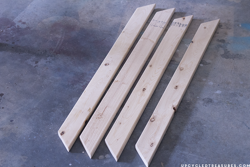 Like to create new and unique forms of art? Take a look at how you can easily create your own DIY Tribal Wall Art!! MountainModernLife.com