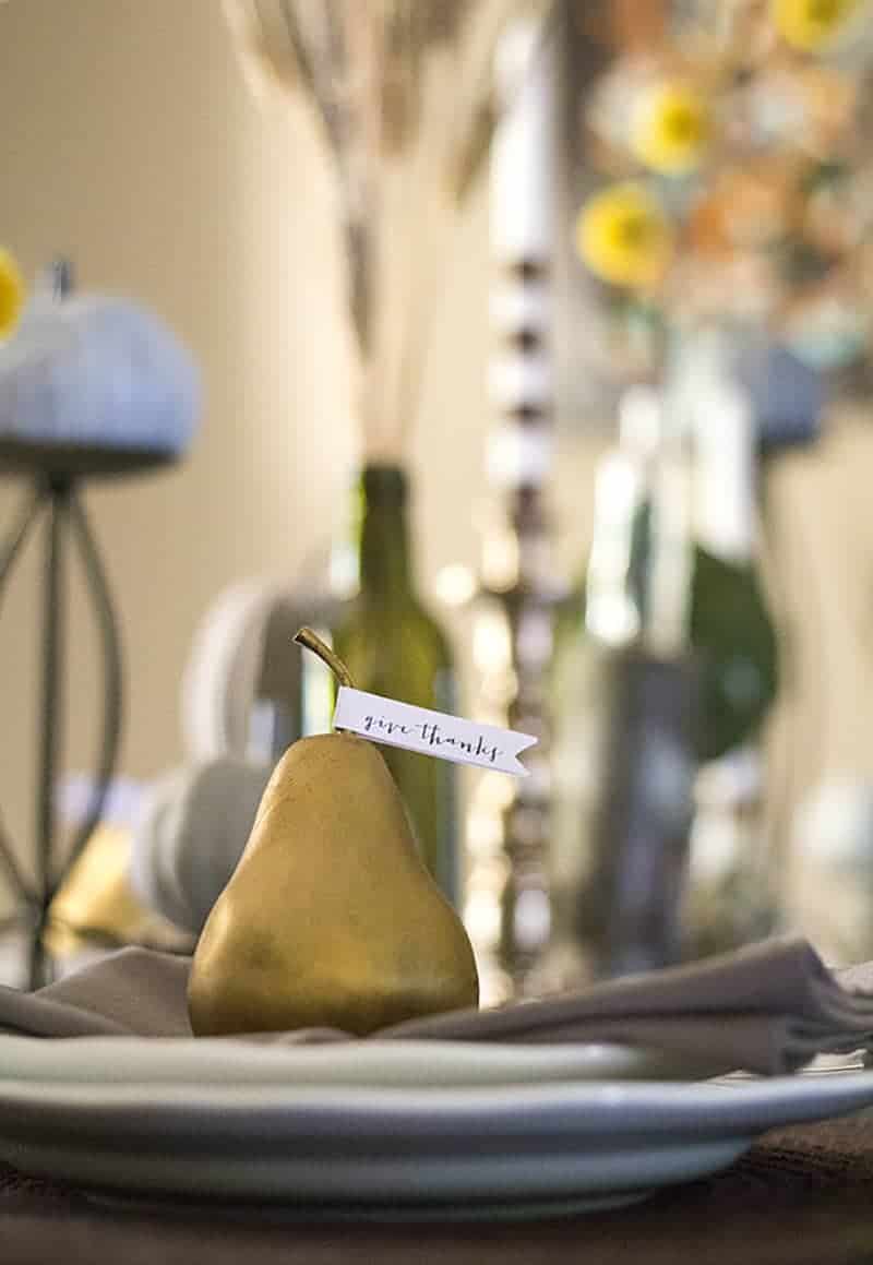 See how easy it is to create a simple and rustic Give Thanks place setting! MountainModernLife.com