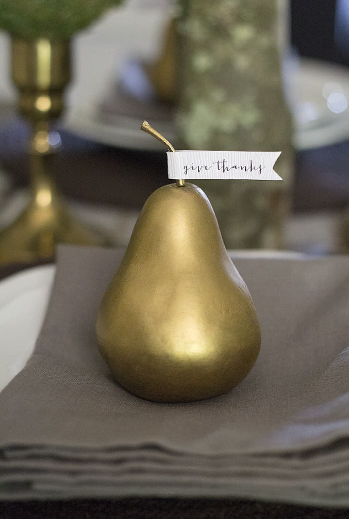 See how easy it is to create a simple and rustic Give Thanks place setting! MountainModernLife.com