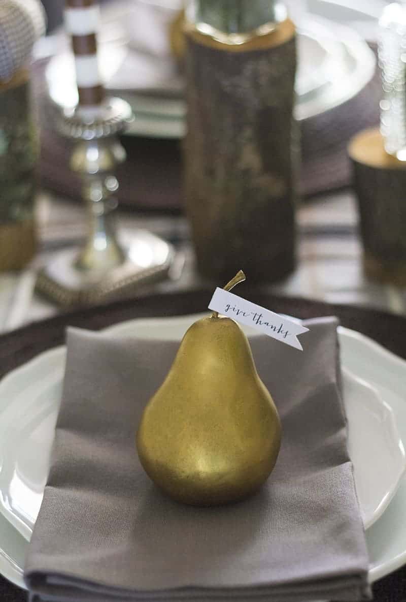 See how easy it is to create a simple and rustic Give Thanks place setting! MountainModernLife.com