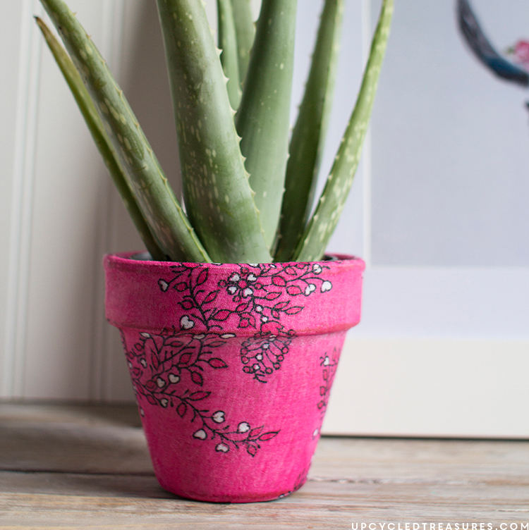 Looking for a fun and easy project? Re-imagine an old scarf into a new planter in this easy upcycled scarf planter tutorial! MountainModernLife.com