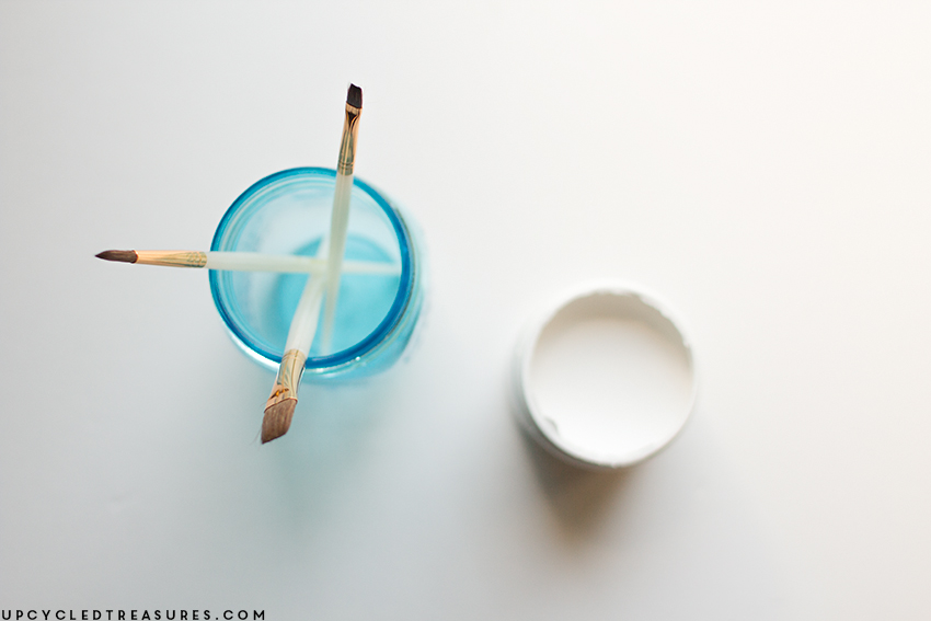 craft-paint-brushes-in-mason-jar-and-behr-white-paint-upcycledtreasures
