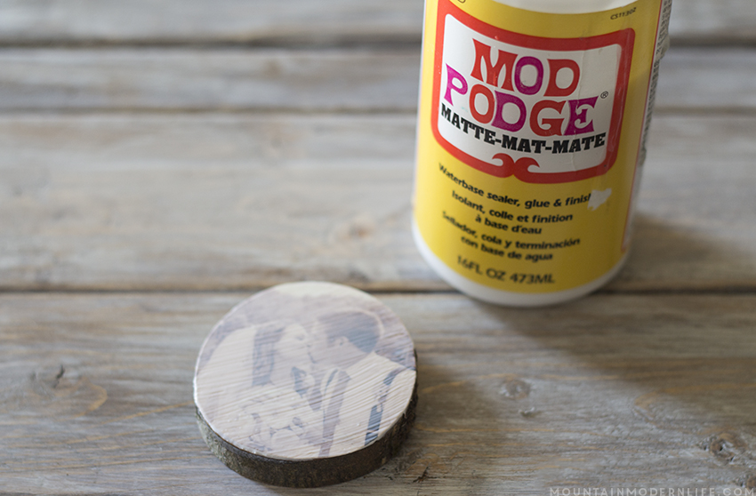 See how easy it is to create these rustic cabin Inspired Christmas ornaments from wood slices! mountainmodernlife.com