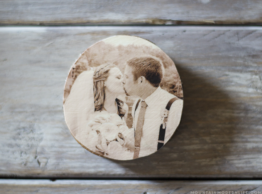 See how easy it is to create these rustic cabin Inspired Christmas ornaments from wood slices! mountainmodernlife.com