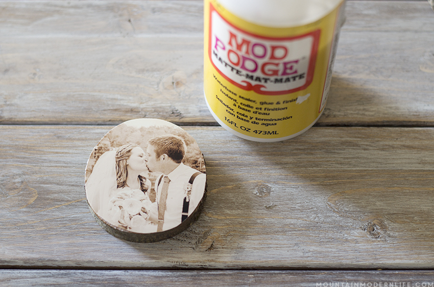 See how easy it is to create these rustic cabin Inspired Christmas ornaments from wood slices! mountainmodernlife.com