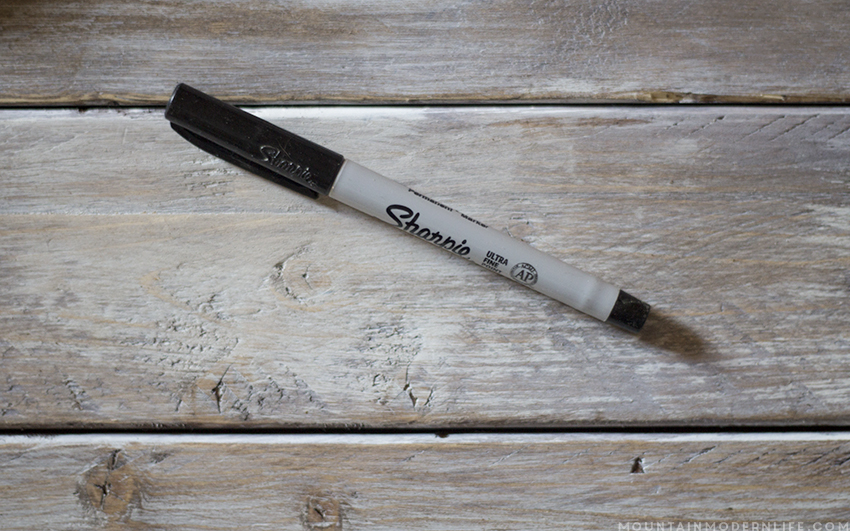 See how easy it is to create these rustic cabin Inspired Christmas ornaments from wood slices! mountainmodernlife.com