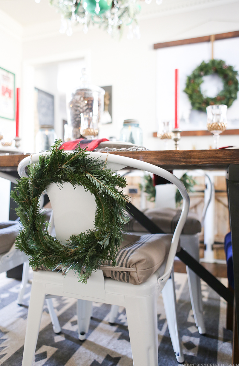 cabin-inspired-christmas-dining-room-decor-mountainmodernlife.com