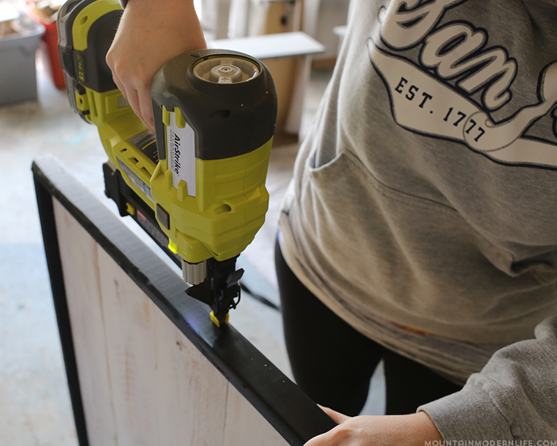 Create a family established Farm Fresh Christmas Trees sign that you can enjoy during the holidays! MountainModernLife.com