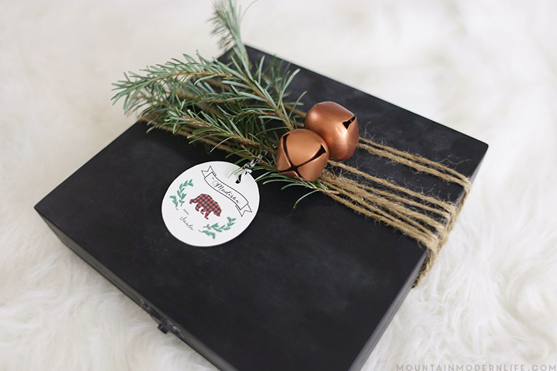 Looking for simple yet creative ways to wrap those holiday presents? Check out these rustic Christmas gift wrapping Ideas from MountainModernLife.com!