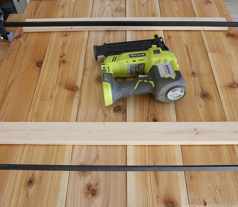 Create a family established Farm Fresh Christmas Trees sign that you can enjoy during the holidays! MountainModernLife.com