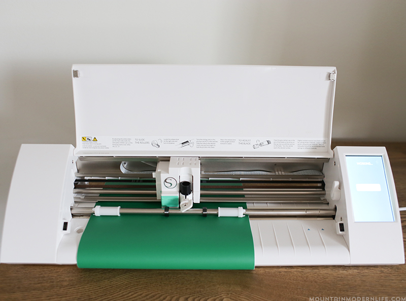 Create a family established Farm Fresh Christmas Trees sign that you can enjoy during the holidays! MountainModernLife.com