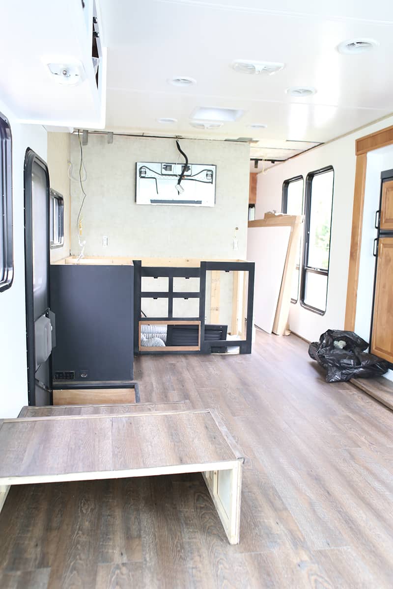 We're super excited to be a guest participant in the One Room Challenge for Spring 2016. Follow along as we renovate our RV into a rustic modern motorhome! 