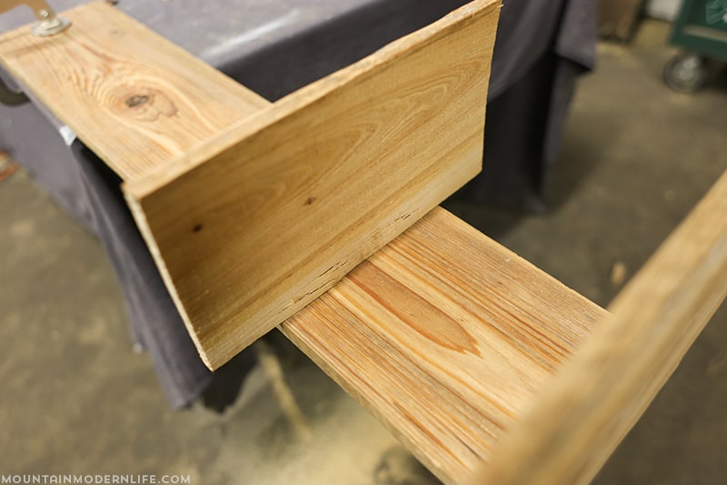 Want to add a rustic, mountain, or Southwestern touch to your home? See how easy it is to create this rustic bathroom shelf with horseshoes. 