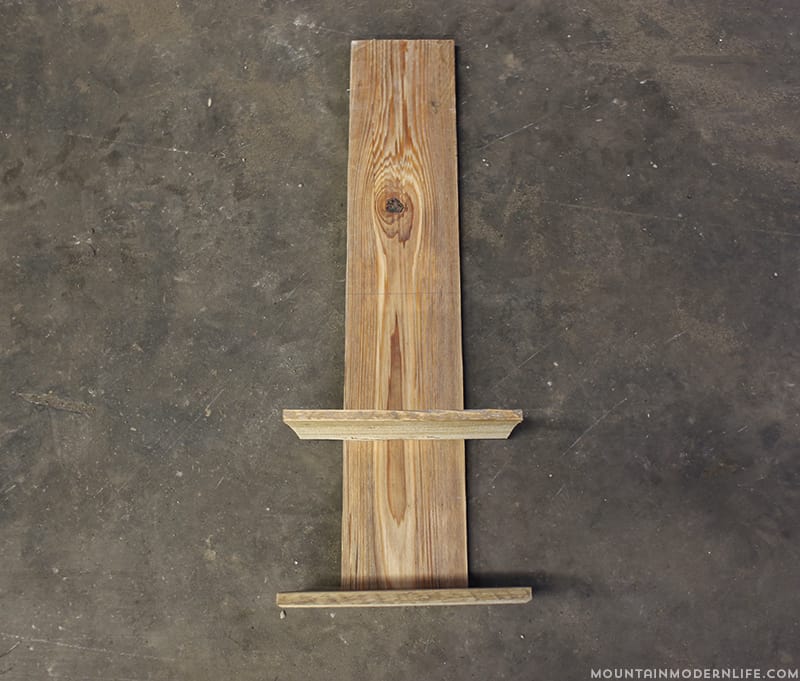 Want to add a rustic, mountain, or Southwestern touch to your home? See how easy it is to create this rustic bathroom shelf with horseshoes. 