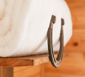 rustic-horseshoe-towel-storage-mountainmodernlife-com-550x498