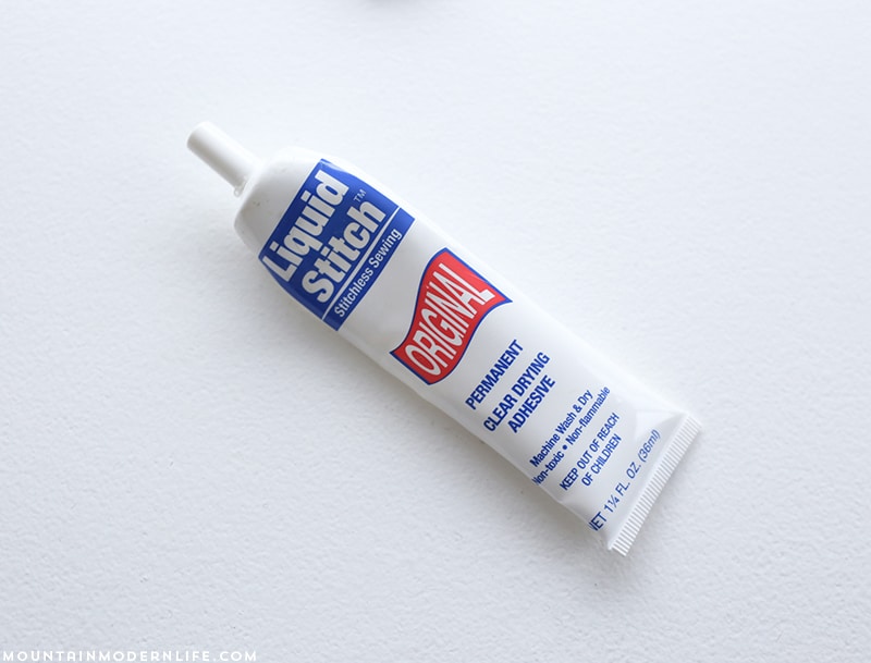 Who doesn't love throw pillows? Add texture to your home with these super easy DIY boho pillows, no sewing required! MountainModernLife.com