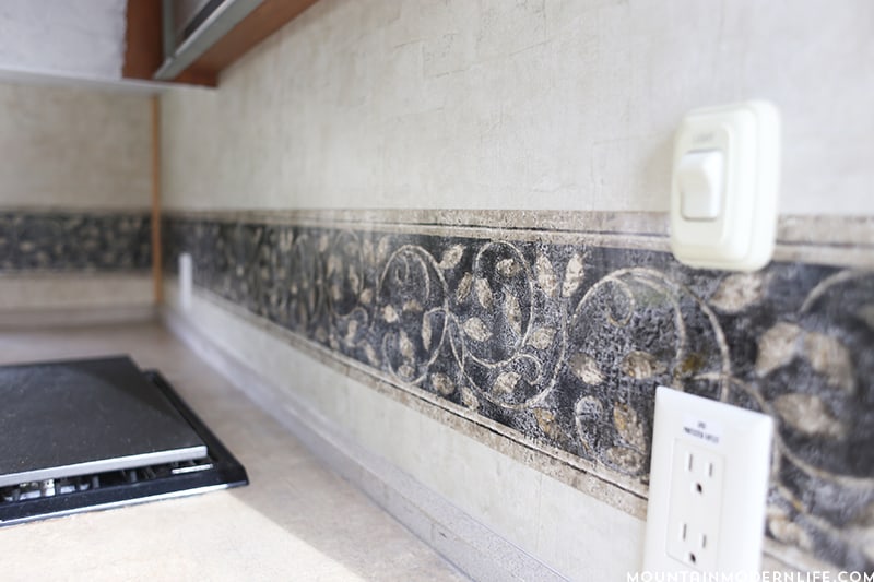 rv-bordered-wallpaper-removal-before-photo-mountainmodernlife-com Ready to remove the outdated wallpaper border in your RV? Here are some tips and tricks to get the old border out quickly and easily. MountainModernLife.com