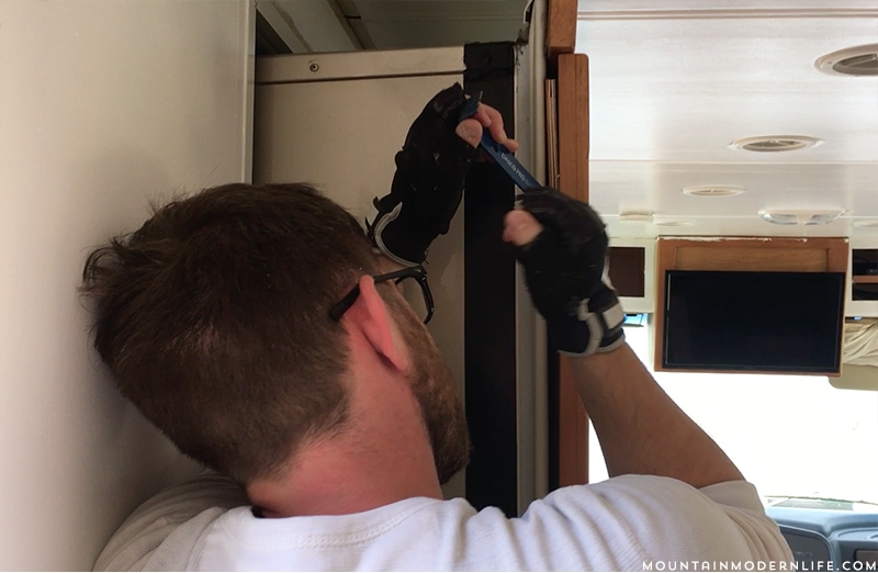 removing-staples-from-motorhome-slide-out-fascia-trim-with-crowbar-mountainmodernlife.com Looking for ways to add rustic character to your motorhome? Why not update the RV slide-out moulding? It's easier than you think! MountainModernLife.com