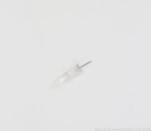 using-thumbtack-to-hang-frames-mountainmodernlife.com