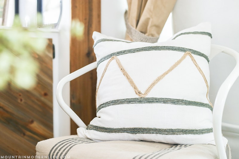 See how easy it is to create these no-sew rustic pillows using twine, liquid stitch, and a little imagination! MountainModernLife.com