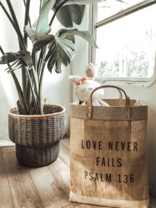 Tour this&nbsp;tiny home that feels more like a cozy cottage than a camper! Photos from CleverFoxMama (Instagram)